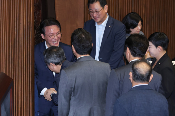본회의장 인사나누는 김민석