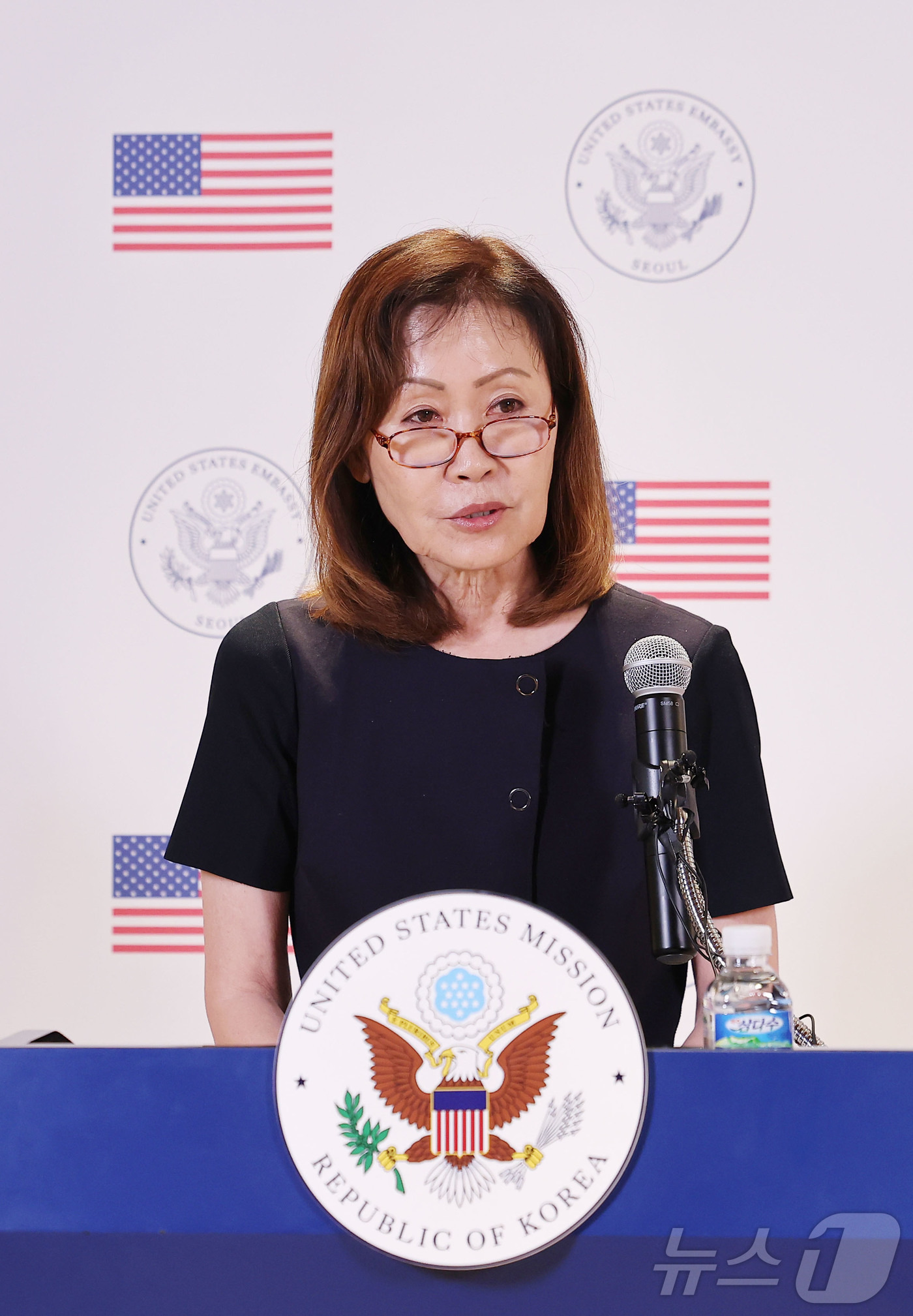 (인천공항=뉴스1) 김성진 기자 = 미셸 스틸(한국명 박은주) 신임 주한미국대사가 30일 인천국제공항 제2여객터미널을 통해 입국한 후 성명을 발표하고 있다.한국계 첫 여성 주한 미 …