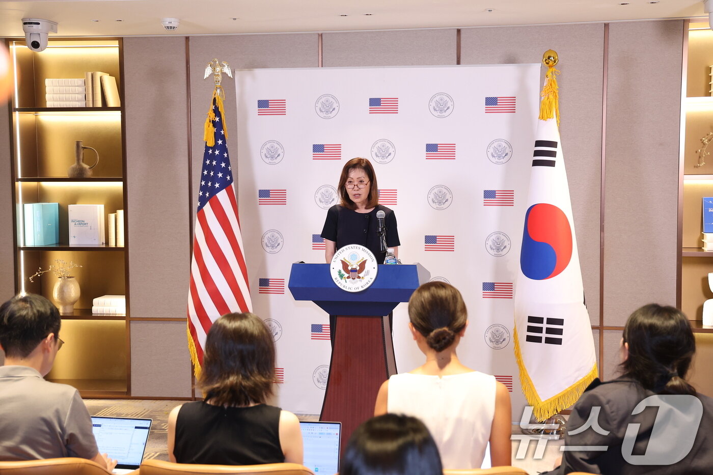 본문 이미지 - 미셸 스틸(한국명 박은주) 신임 주한미국대사가 30일 인천국제공항 제2여객터미널을 통해 입국한 후 성명을 발표하고 있다. 2026.7.30 ⓒ 뉴스1 김성진 기자