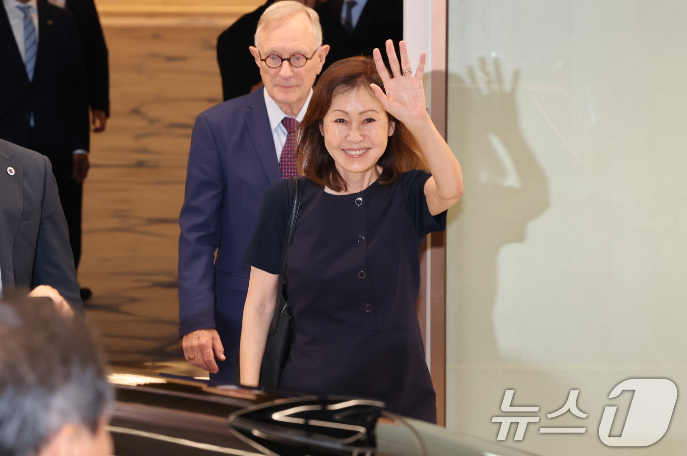 (서울=뉴스1) 김진환 기자 = 미셸 스틸(한국명 박은주) 신임 주한미국대사가 30일 인천국제공항 제2여객터미널을 통해 입국 하고 있다.한국계 첫 여성 주한 미국대사로 지명된 미셸 …