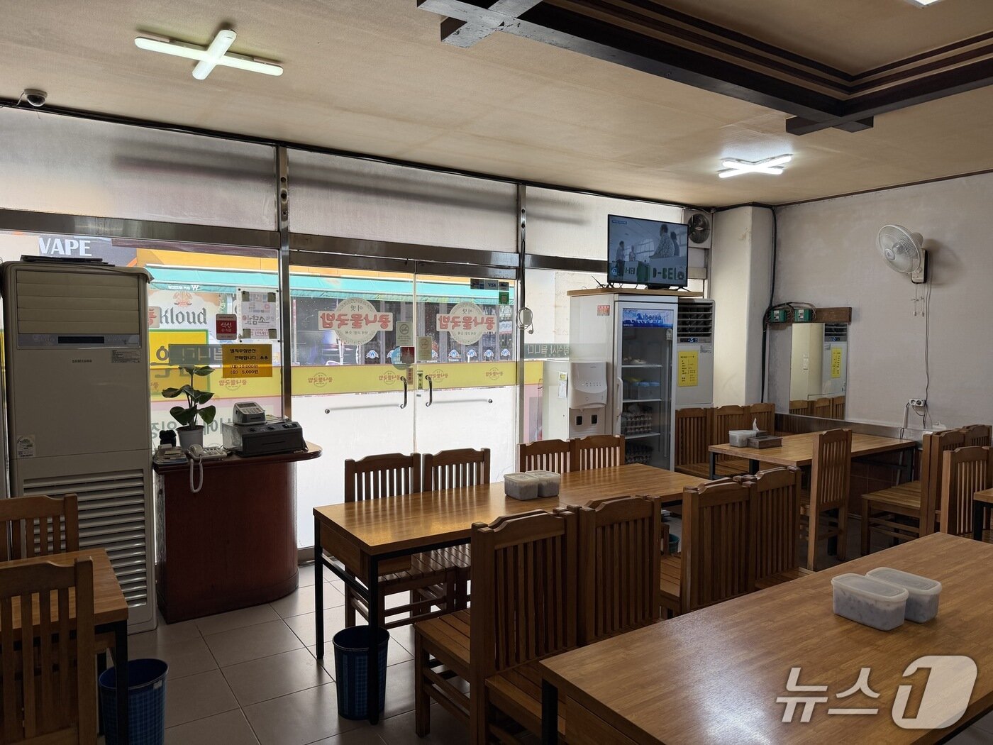 본문 이미지 - 30일 서울 마포구의 한 국밥집에서 손님이 없는 시간대에도 에어컨이 가동되고 있다. 2026.7.30 ⓒ 뉴스1 김우진 기자