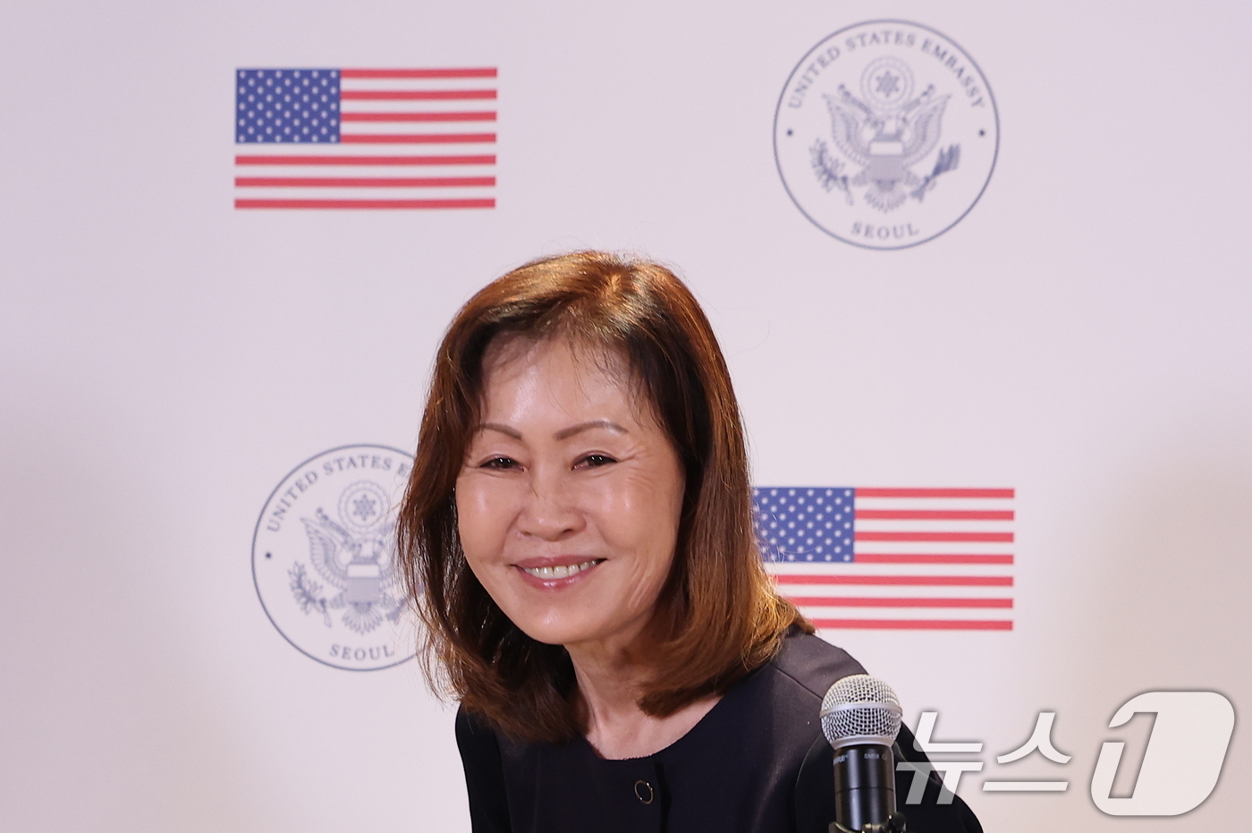 (인천공항=뉴스1) 김성진 기자 = 미셸 스틸(한국명 박은주) 신임 주한미국대사가 30일 인천국제공항 제2여객터미널을 통해 입국한 후 성명을 발표하고 있다.한국계 첫 여성 주한 미 …