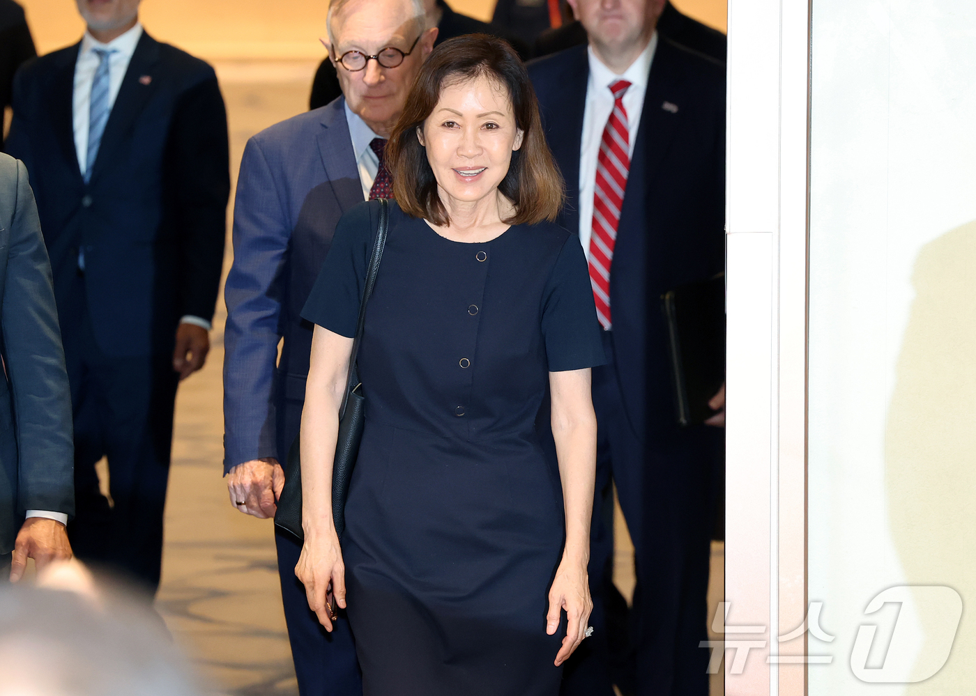 (인천공항=뉴스1) 김진환 기자 = 미셸 스틸(한국명 박은주) 신임 주한미국대사가 30일 인천국제공항 제2여객터미널을 통해 입국하고 있다.한국계 첫 여성 주한 미국대사로 지명된 미 …