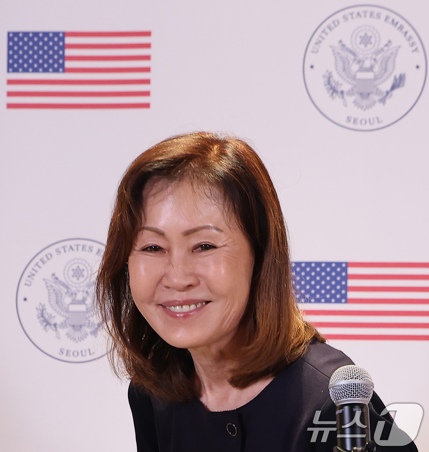 (인천공항=뉴스1) 김성진 기자 = 미셸 스틸(한국명 박은주) 신임 주한미국대사가 30일 인천국제공항 제2여객터미널을 통해 입국한 후 성명을 발표하며 활짝 웃고 있다. 한국계 첫 …