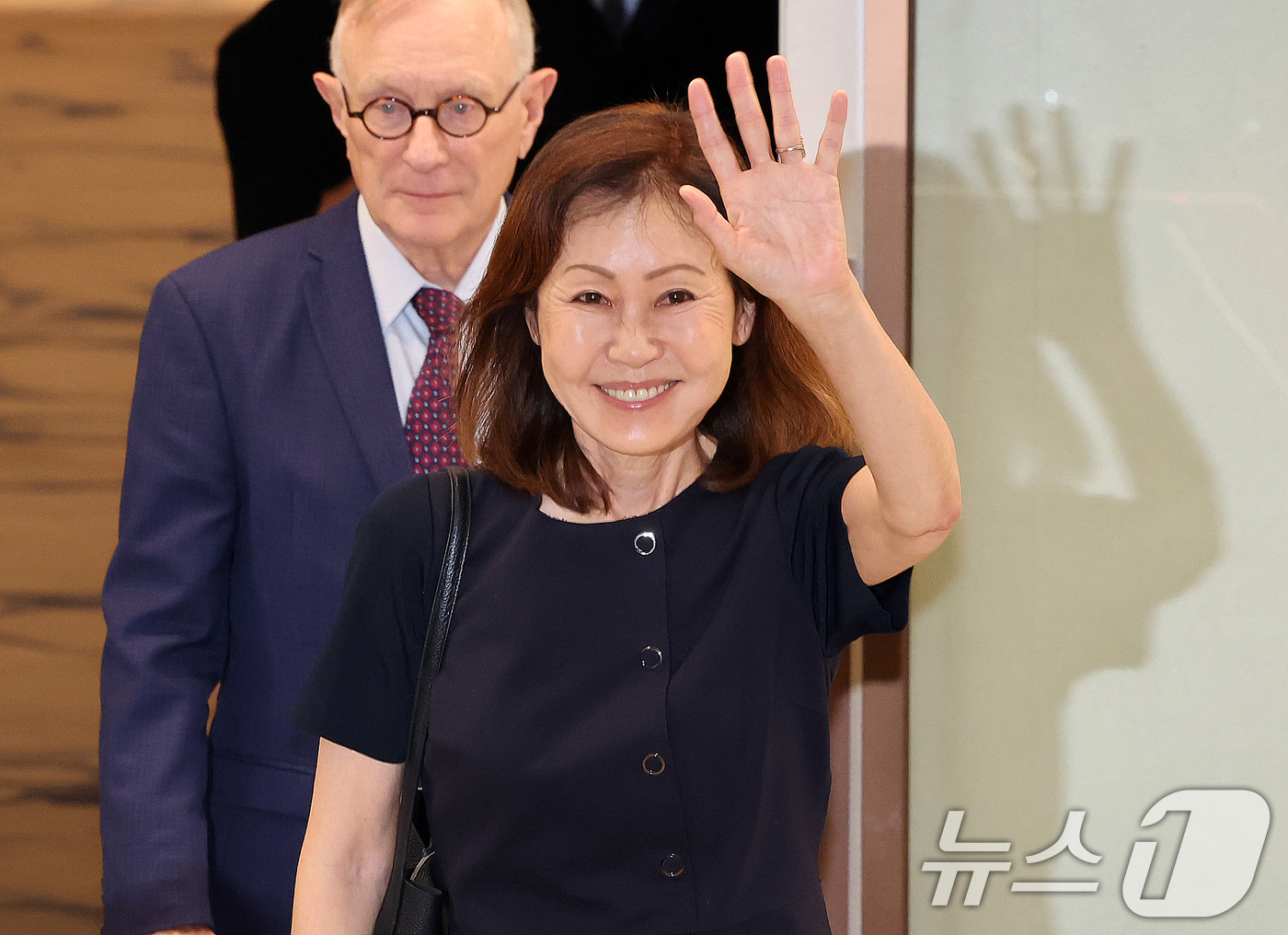 (인천공항=뉴스1) 김진환 기자 = 미셸 스틸(한국명 박은주) 신임 주한미국대사가 30일 인천국제공항 제2여객터미널을 통해 입국하며 손을 들어 인사하고 있다. 한국계 첫 여성 주한 …