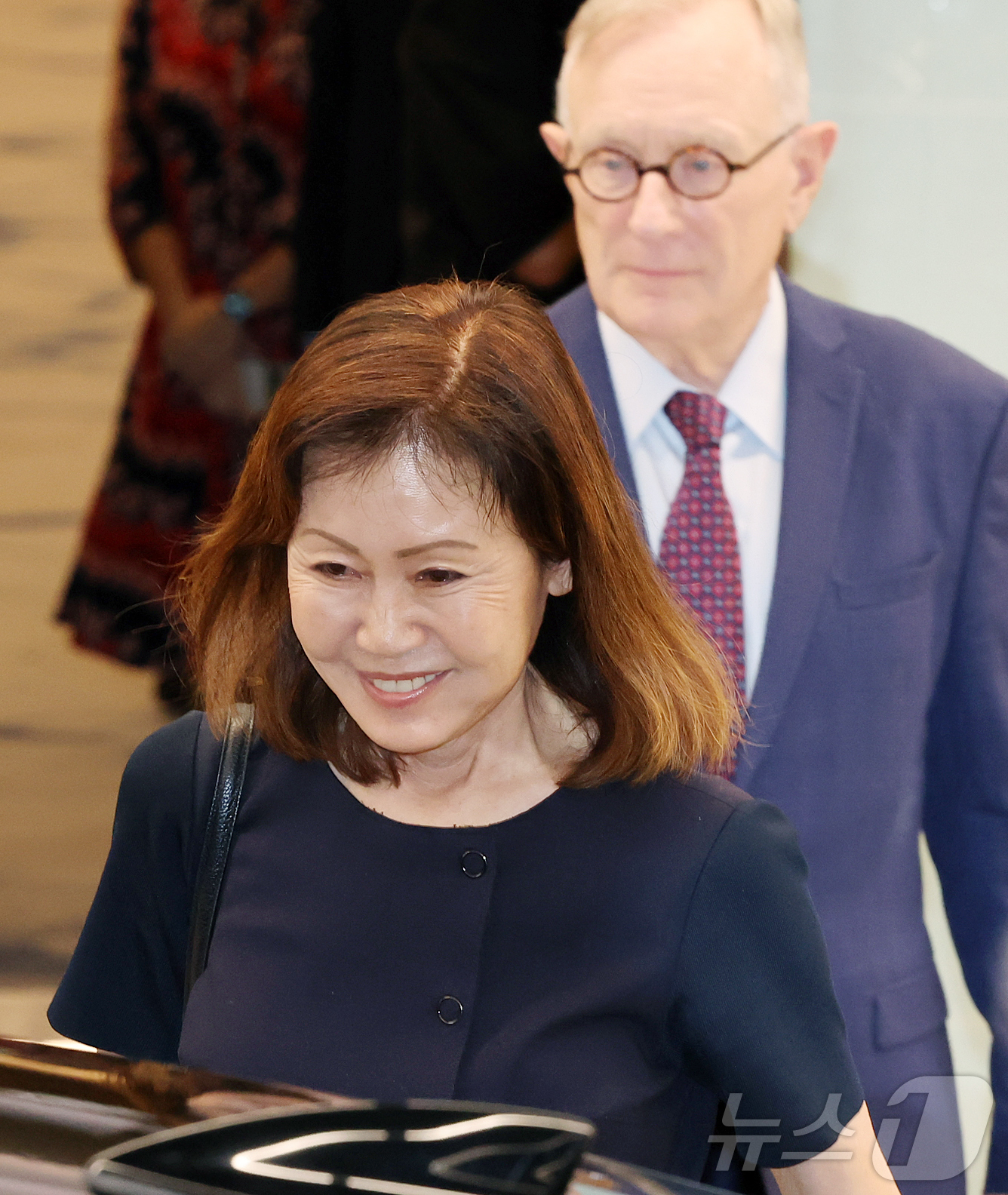 (인천공항=뉴스1) 김진환 기자 = 미셸 스틸(한국명 박은주) 신임 주한미국대사가 30일 인천국제공항 제2여객터미널을 통해 입국해 차량에 탑승하고 있다.한국계 첫 여성 주한 미국대 …
