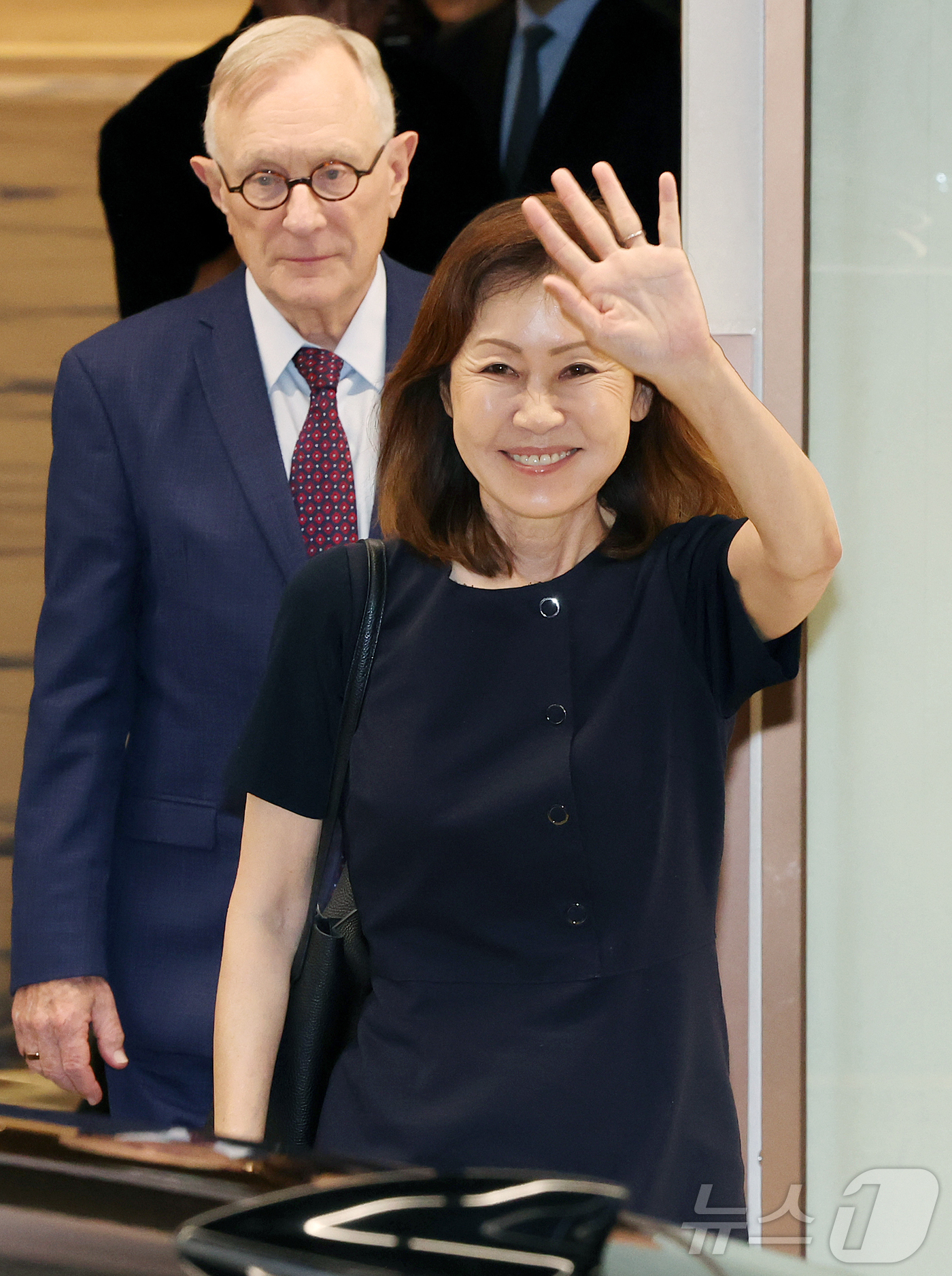 (인천공항=뉴스1) 김진환 기자 = 미셸 스틸(한국명 박은주) 신임 주한미국대사가 30일 인천국제공항 제2여객터미널을 통해 입국하고 있다.한국계 첫 여성 주한 미국대사로 지명된 미 …