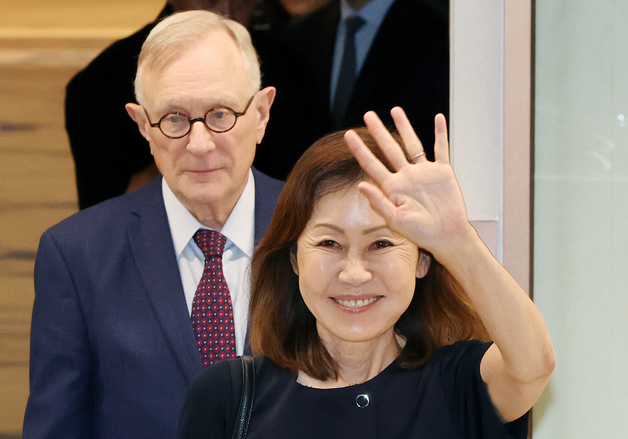 취재진 향해 손 흔드는 미셸 스틸 신임 주한미국대사