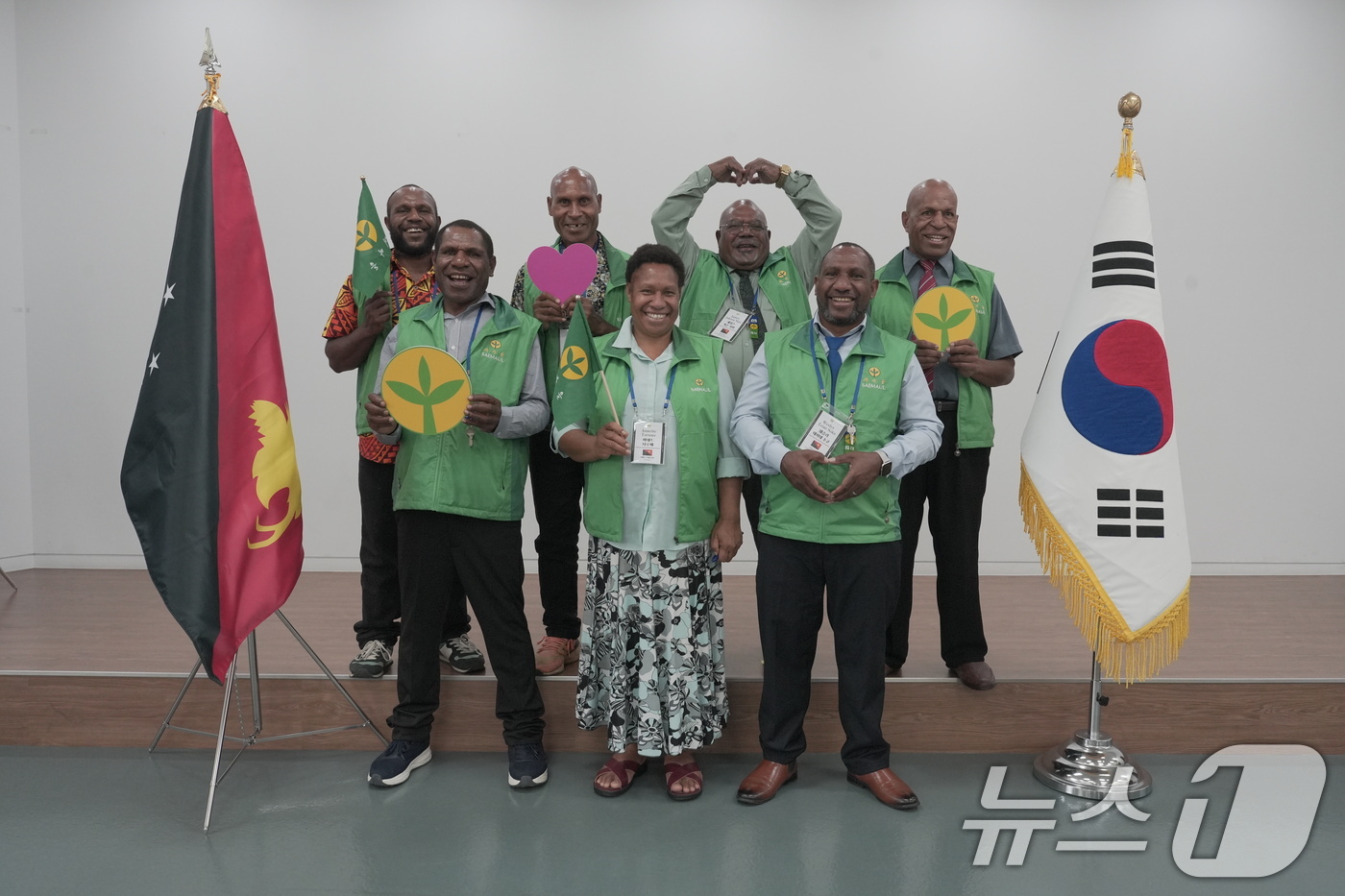 (서울=뉴스1) = 30일 경기 성남시 새마을운동중앙회에서 열린 ‘2026 피지·파푸아뉴기니 초청 새마을교육 수료식’에서 연수생들이 기념촬영을 하고 있다. (새마을운동중앙회 제공. …