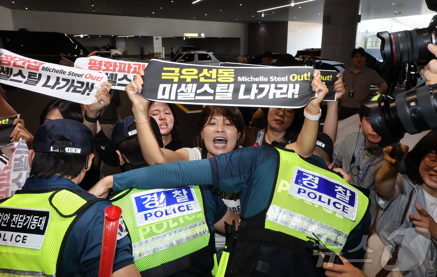 본문 이미지 - 미셀 스틸 주한미국대사가 입국한 30일 오후 '8.15자주평화대행진 추진위원회' 소속 회원들이 인천공항 제2여객터미널에서 기습 시위를 하고 있다. 2026.7.30 ⓒ 뉴스1 김진환 기자