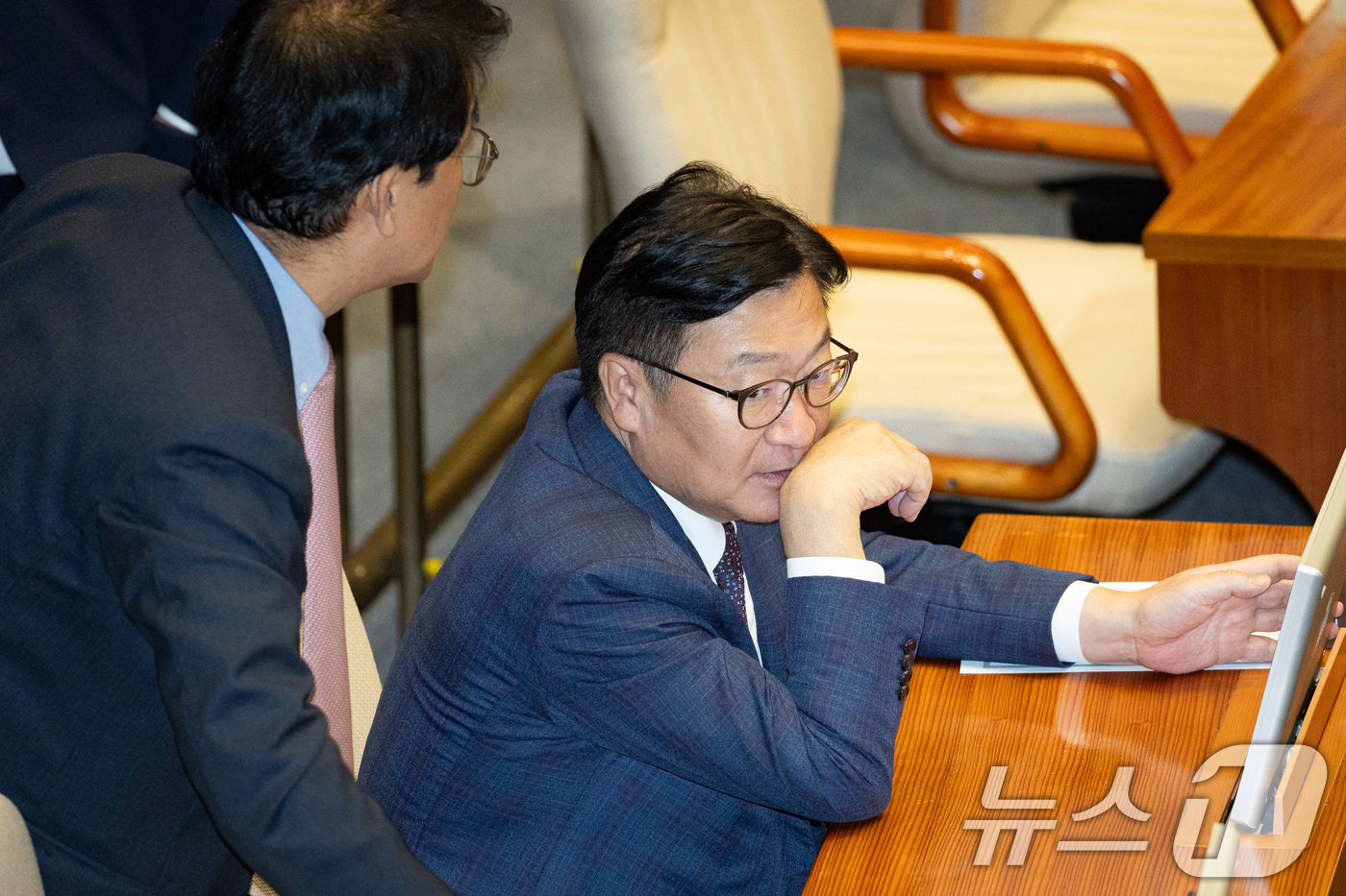 (서울=뉴스1) 유승관 기자 = 정점식 국민의힘 원내대표가 30일 서울 여의도 국회에서 열린 제437회 국회(임시회) 제3차 본회의에서 배준영 의원과 대화하고 있다. 2026.7. …