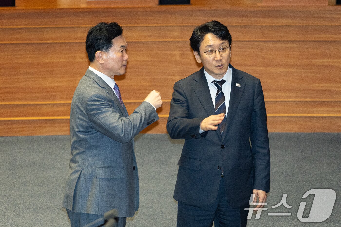 본문 이미지 - 국민의힘 김승수(왼쪽), 더불어민주당 천준호 원내운영수석부대표가 지난 7월 30일 서울 여의도 국회에서 열린 제437회 국회(임시회) 제3차 본회의에서 대화하고 있다. 2026.7.30 ⓒ 뉴스1 유승관 기자