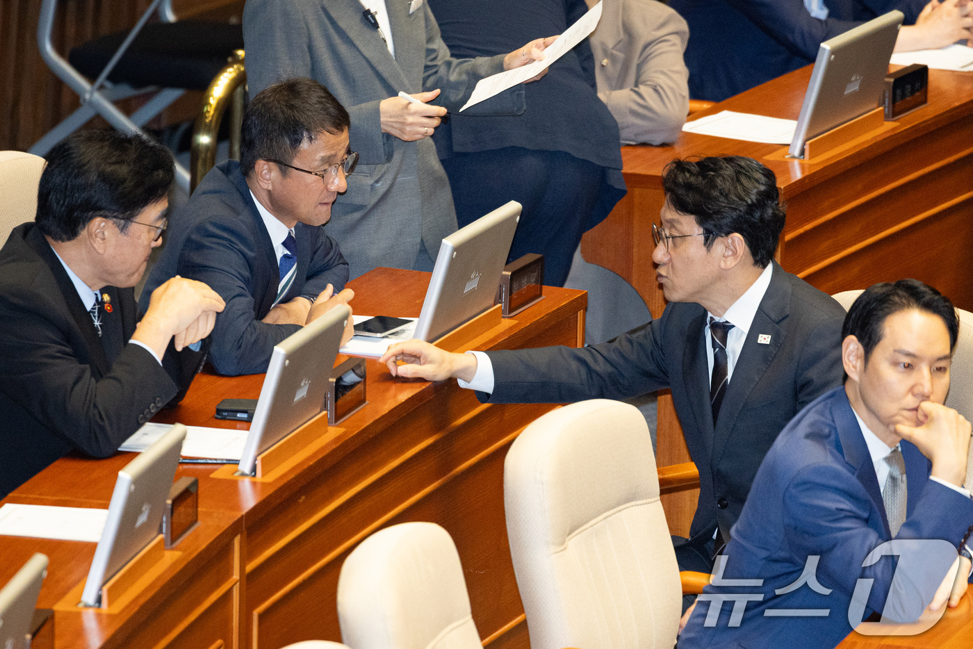 (서울=뉴스1) 유승관 기자 = 한병도 더불어민주당 당대표 직무대행 겸 원내대표와 천준호 원내운영수석부대표가 30일 서울 여의도 국회에서 열린 제437회 국회(임시회) 제3차 본회 …