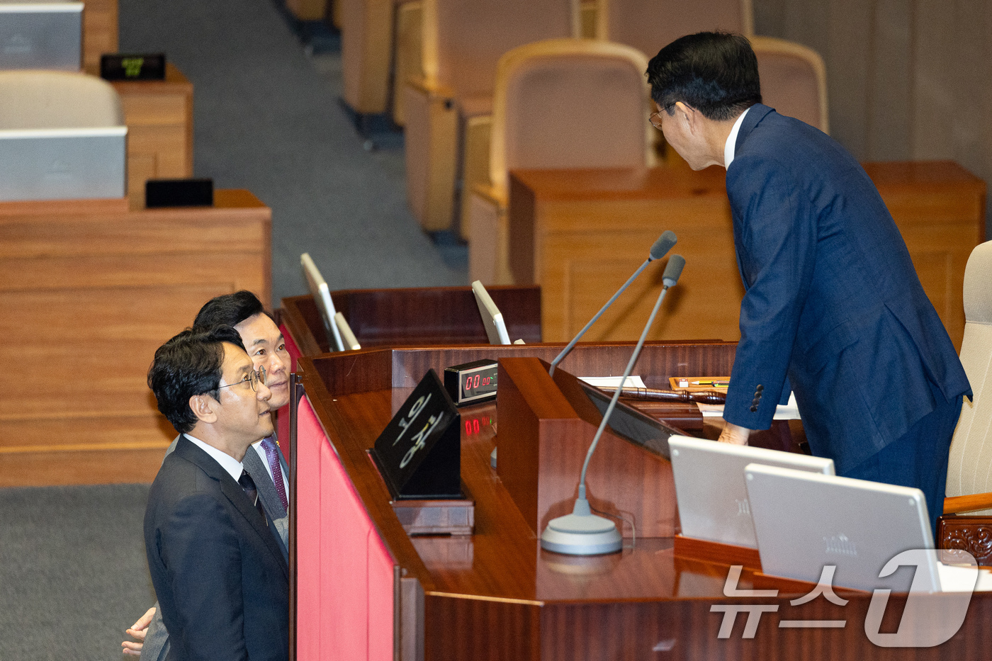 (서울=뉴스1) 유승관 기자 = 더불어민주당 천준호(왼쪽), 국민의힘 김승수 원내운영수석부대표가 30일 서울 여의도 국회에서 열린 제437회 국회(임시회) 제3차 본회의에서 조정식 …