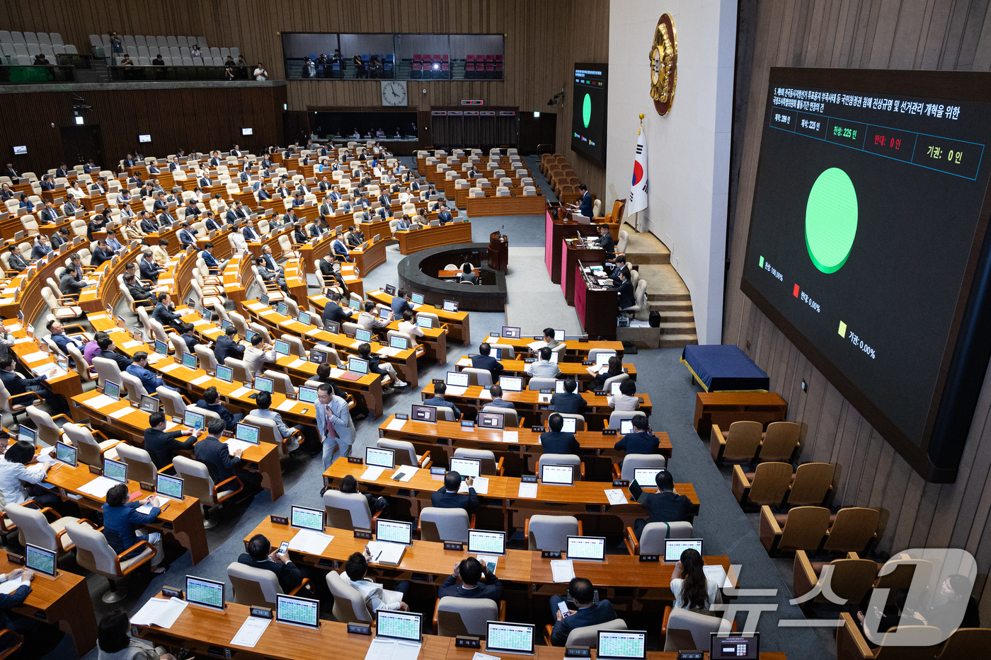(서울=뉴스1) 유승관 기자 = 30일 서울 여의도 국회에서 열린 제437회 국회(임시회) 제3차 본회의에서 제9회 전국동시지방선거 투표용지 부족 사태 등 국민참정권 침해 의혹 진 …