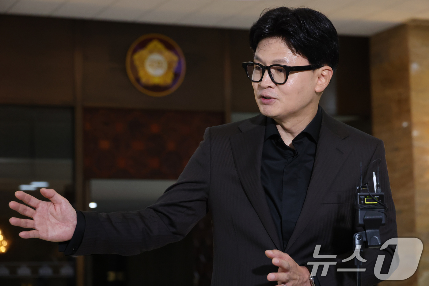 (서울=뉴스1) 신웅수 기자 = 한동훈 무소속 의원이 30일 서울 여의도 국회 본회의장 앞에서 현안 관련 브리핑을 하고 있다. 2026.7.30/뉴스1