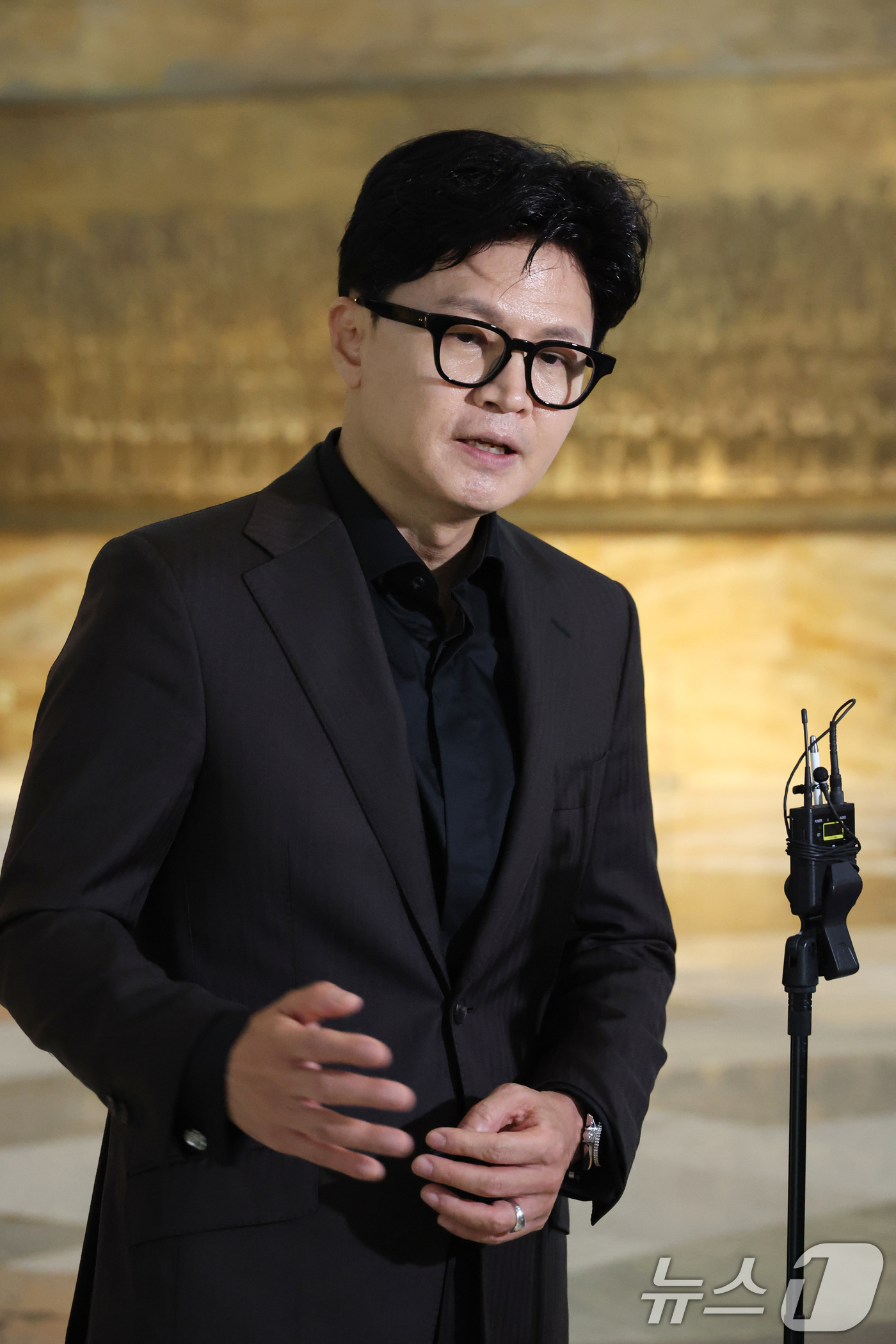 (서울=뉴스1) 신웅수 기자 = 한동훈 무소속 의원이 30일 서울 여의도 국회 본회의장 앞에서 현안 관련 브리핑을 하고 있다. 2026.7.30/뉴스1