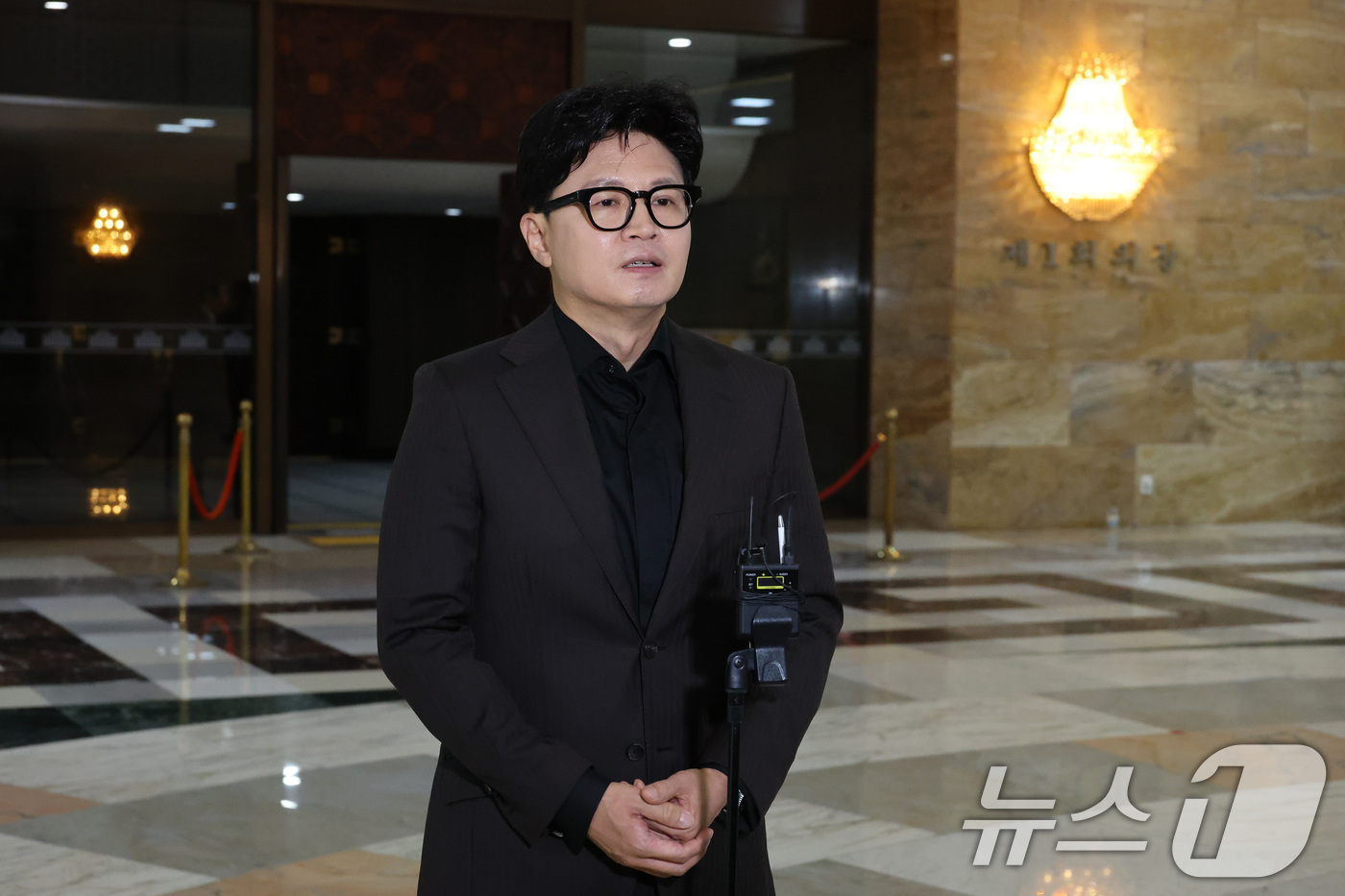 (서울=뉴스1) 신웅수 기자 = 한동훈 무소속 의원이 30일 서울 여의도 국회 본회의장 앞에서 현안 관련 브리핑을 하고 있다. 2026.7.30/뉴스1