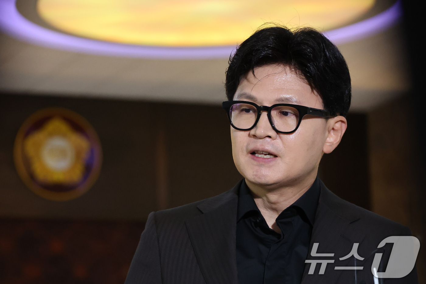 (서울=뉴스1) 신웅수 기자 = 한동훈 무소속 의원이 30일 서울 여의도 국회 본회의장 앞에서 현안 관련 브리핑을 하고 있다. 2026.7.30/뉴스1