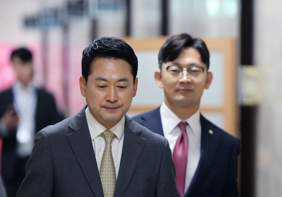 기자회견 위해 이동하는 장동혁 대표
