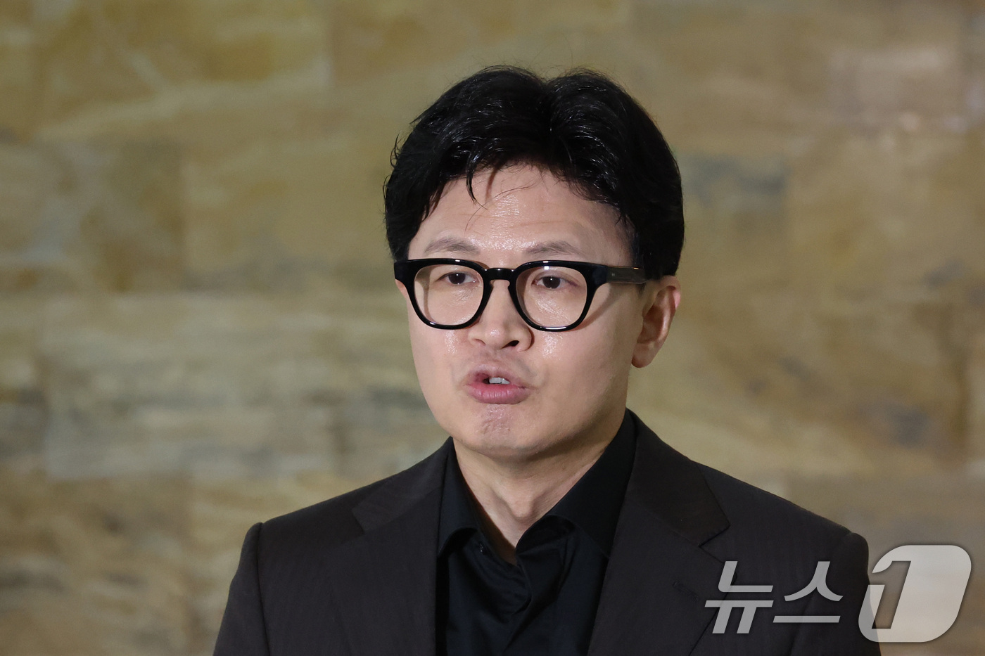 (서울=뉴스1) 신웅수 기자 = 한동훈 무소속 의원이 30일 서울 여의도 국회 본회의장 앞에서 현안 관련 브리핑을 하고 있다. 2026.7.30/뉴스1