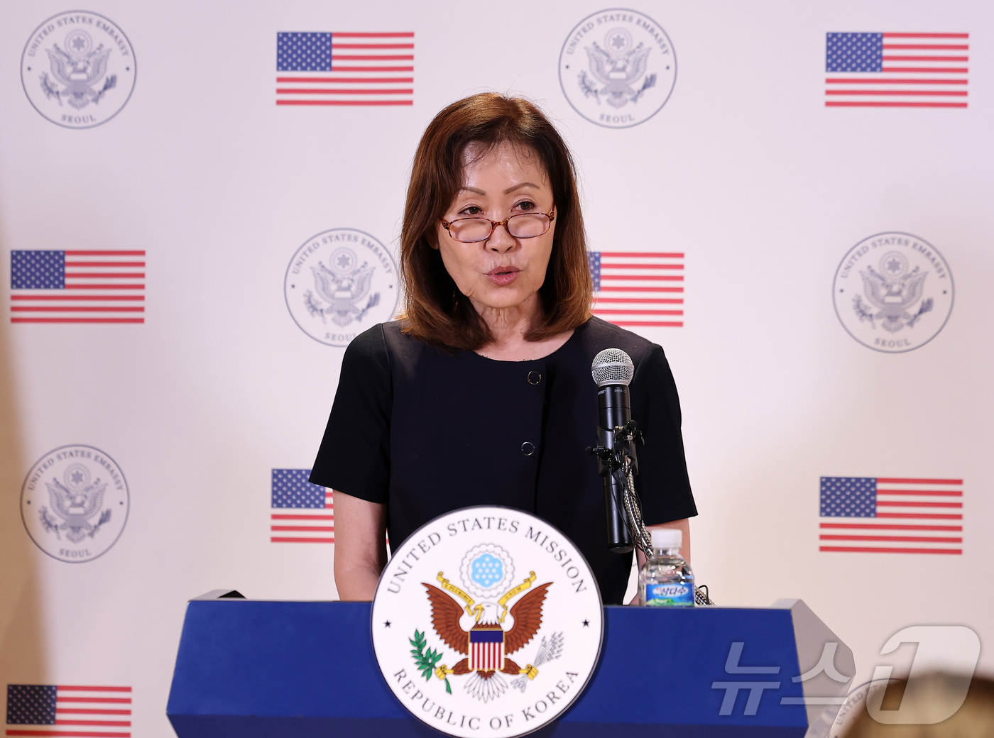 (인천공항=뉴스1) 김성진 기자 = 미셸 스틸(한국명 박은주) 신임 주한미국대사가 30일 인천국제공항 제2여객터미널을 통해 입국한 후 VIP라운지에서 성명 발표를 하고 있다.한국계 …