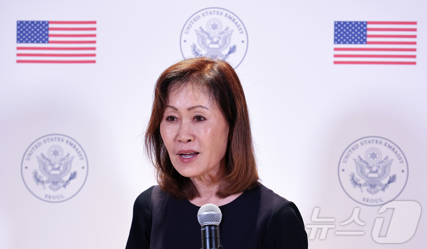 (인천공항=뉴스1) 김성진 기자 = 미셸 스틸(한국명 박은주) 신임 주한미국대사가 30일 인천국제공항 제2여객터미널을 통해 입국한 후 VIP라운지에서 성명 발표를 하고 있다.한국계 …