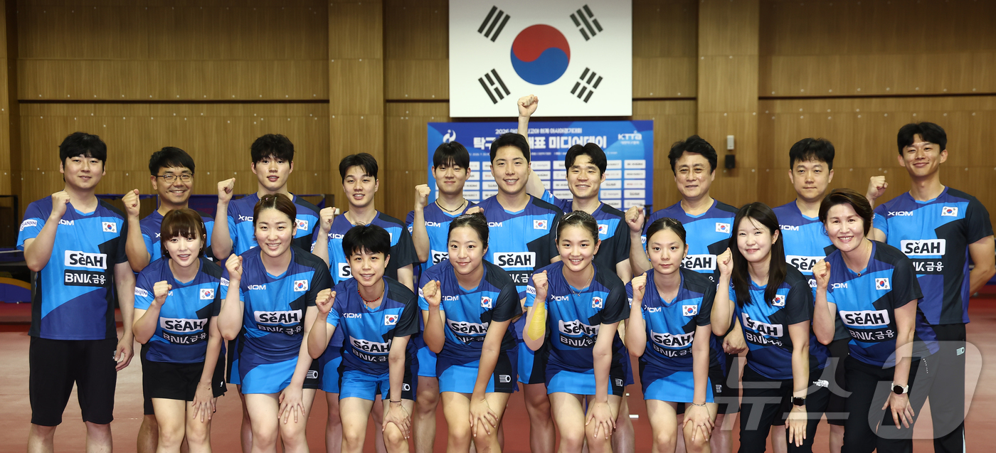 (진천=뉴스1) 김민지 기자 = 2026 아이치-나고야 아시안게임을 앞둔 석은미 여자탁구대표팀 감독과 신유빈, 임종훈, 오준성 등 선수들이 30일 오후 충북 진천군 진천국가대표선수 …