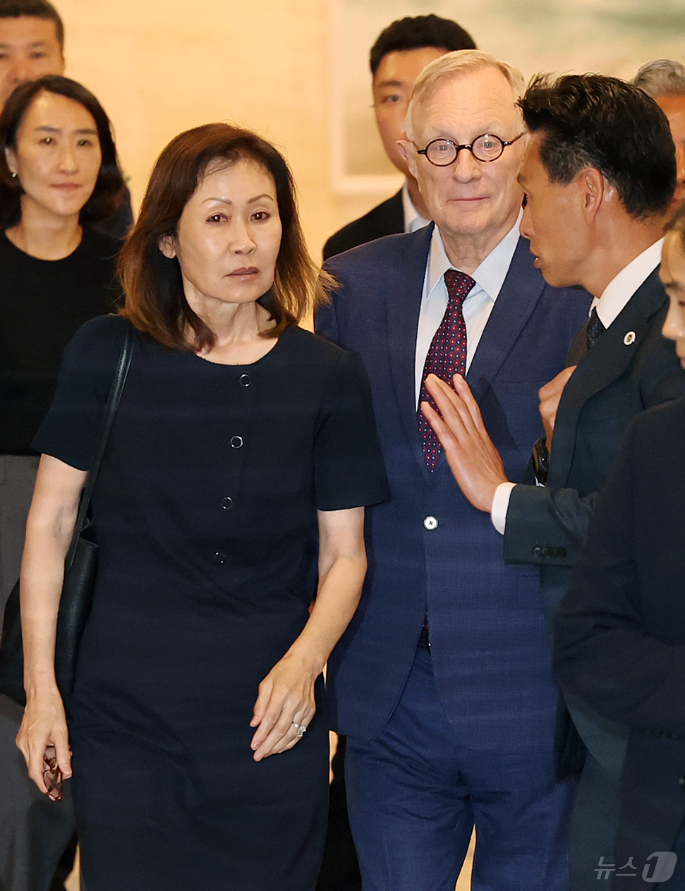 (인천공항=뉴스1) 김진환 기자 = 미셸 스틸(한국명 박은주) 신임 주한미국대사가 30일 인천국제공항 제2여객터미널을 통해 입국하고 있다. 오른쪽은 남편 숀 스틸 변호사.한국계 첫 …