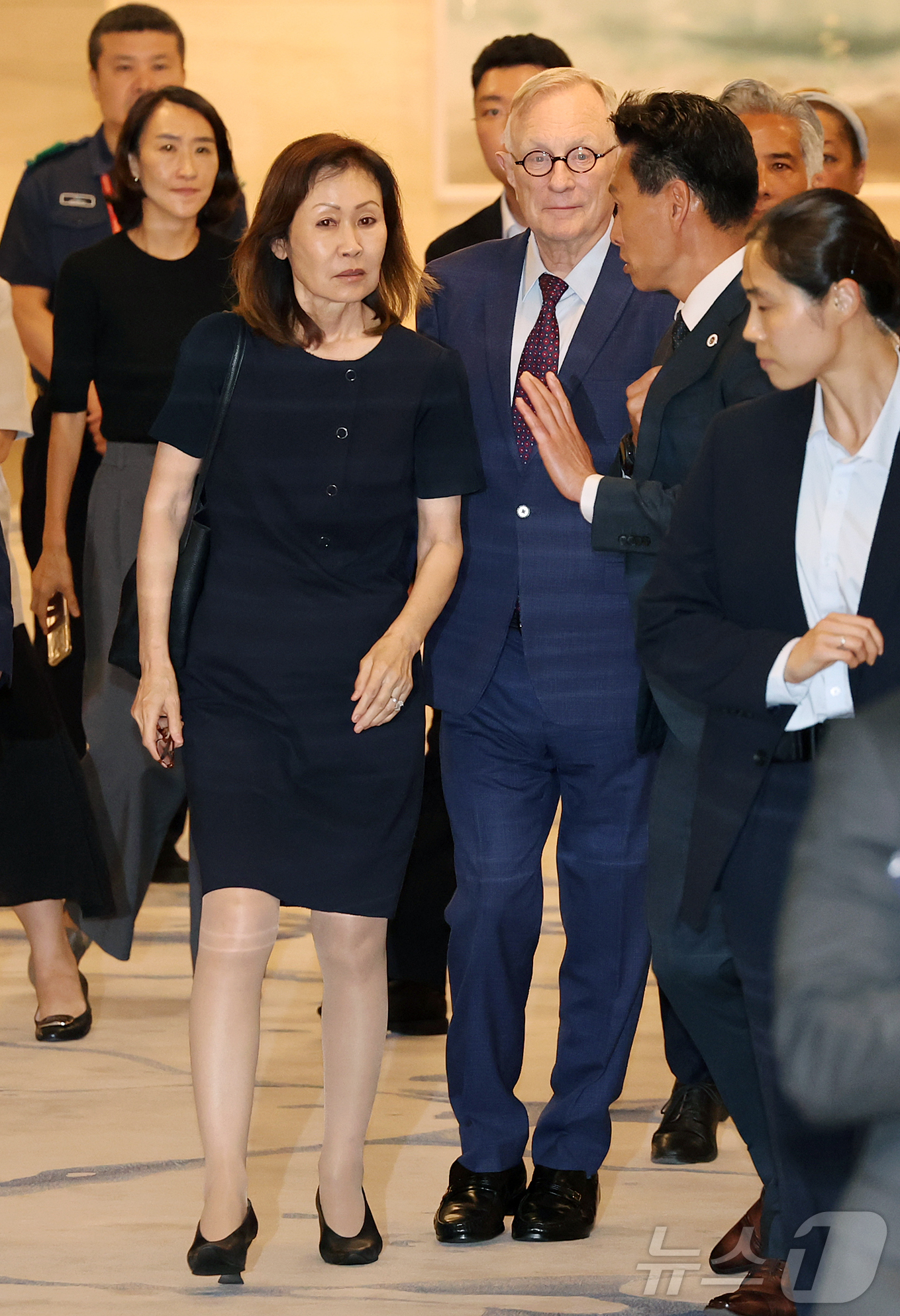 (인천공항=뉴스1) 김진환 기자 = 미셸 스틸(한국명 박은주) 신임 주한미국대사가 30일 인천국제공항 제2여객터미널을 통해 입국하고 있다. 오른쪽은 남편 숀 스틸 변호사.한국계 첫 …