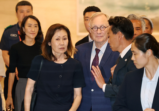 남편과 함께 입국하는 미셸 스틸 신임 주한미국대사