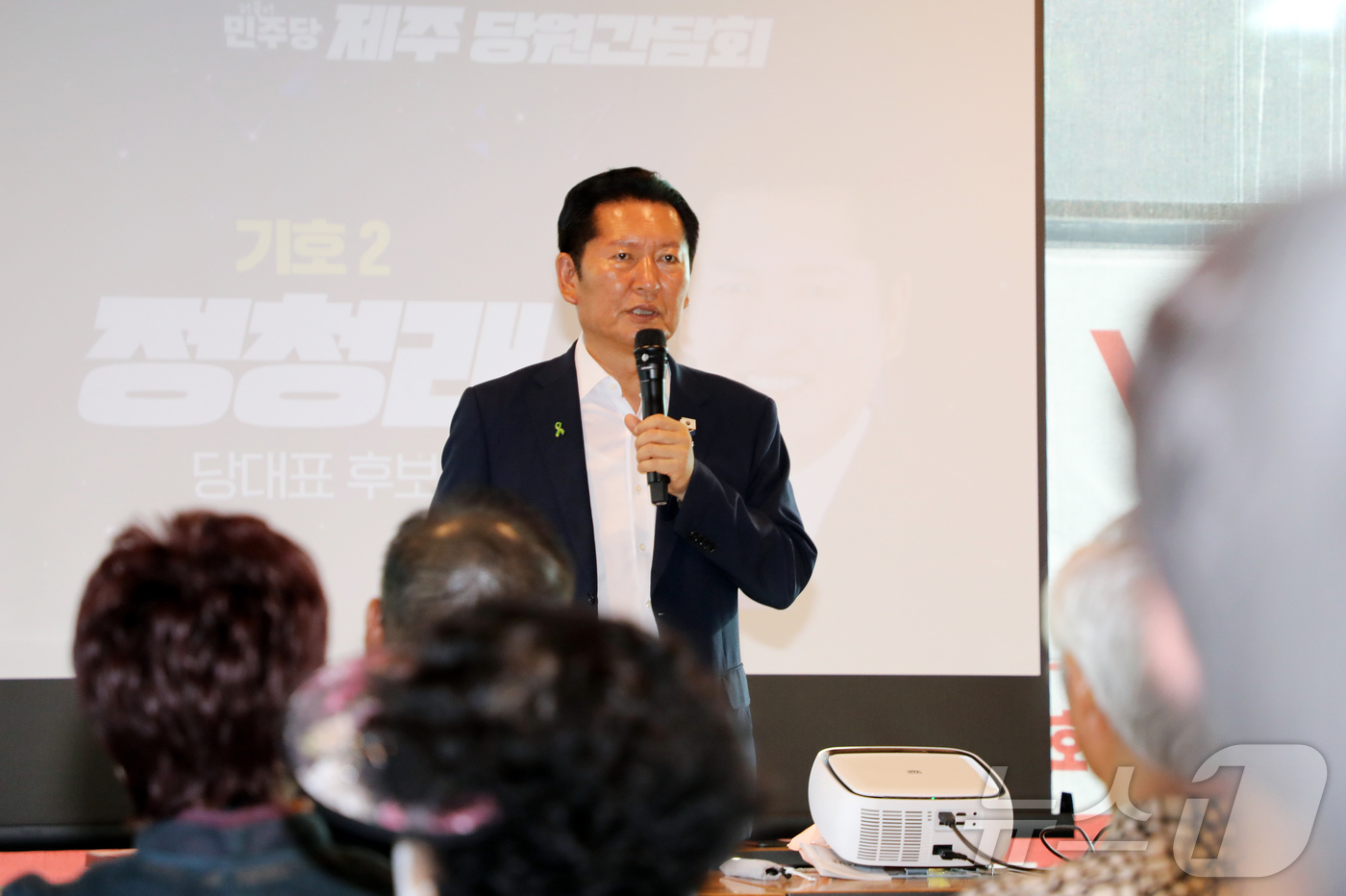 (제주=뉴스1) 오미란 기자 = 더불어민주당 대표 선거에 출마한 정청래 전 대표가 30일 오후 제주시 노형동의 한 카페에서 열린 당원 간담회에서 발언하고 있다. 2026.7.30/ …