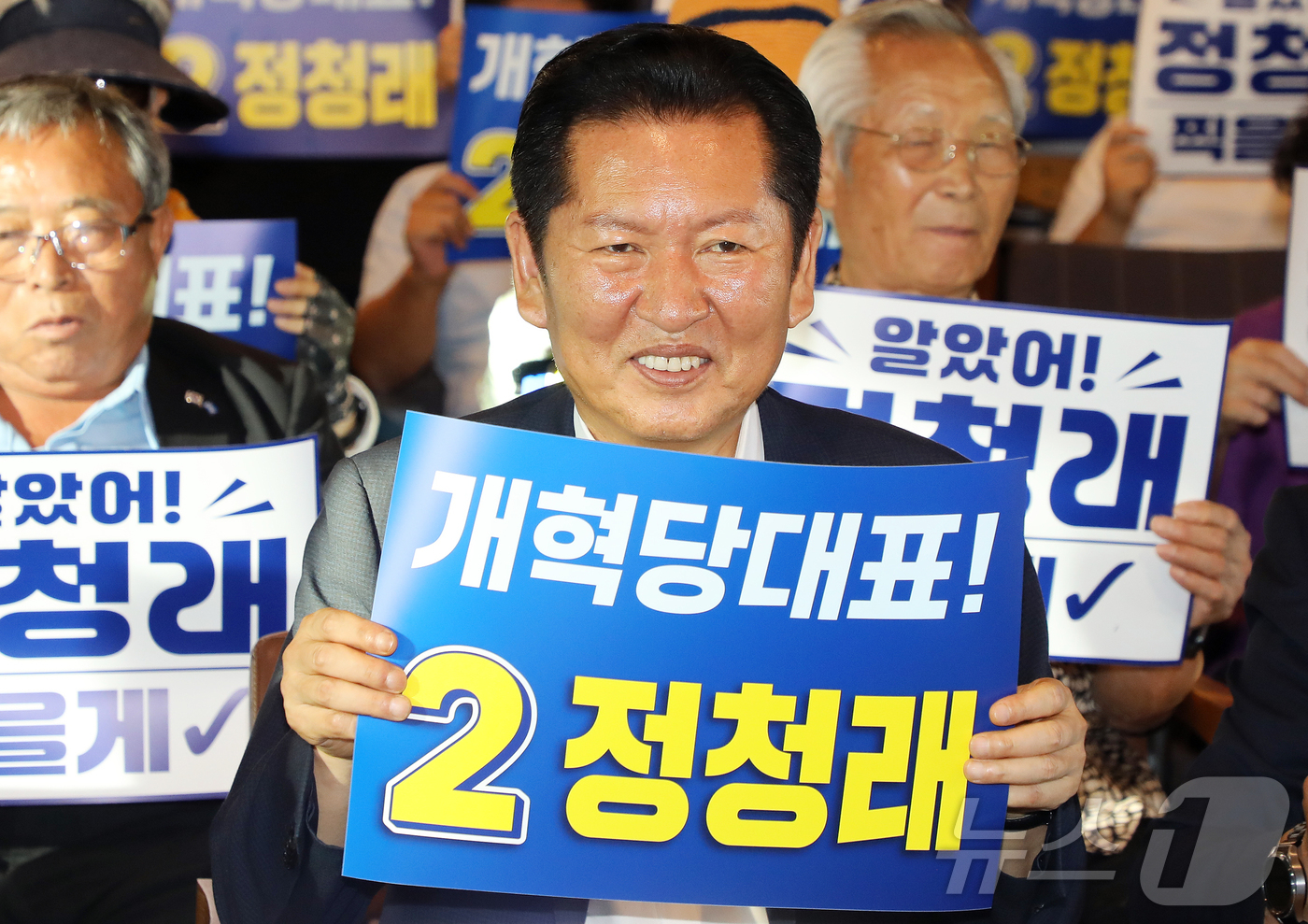 (제주=뉴스1) 오미란 기자 = 더불어민주당 대표 선거에 출마한 정청래 전 대표가 30일 오후 제주시 노형동의 한 카페에서 열린 당원 간담회에서 '개혁당대표!'라는 문구가 적힌 피 …