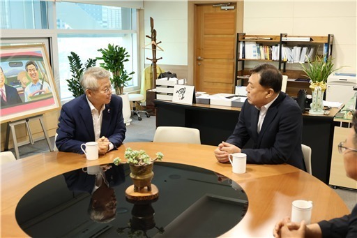 전남광주 찾은 김종훈 신임 당대표…5·18 묘역 참배·민형배 시장 예방