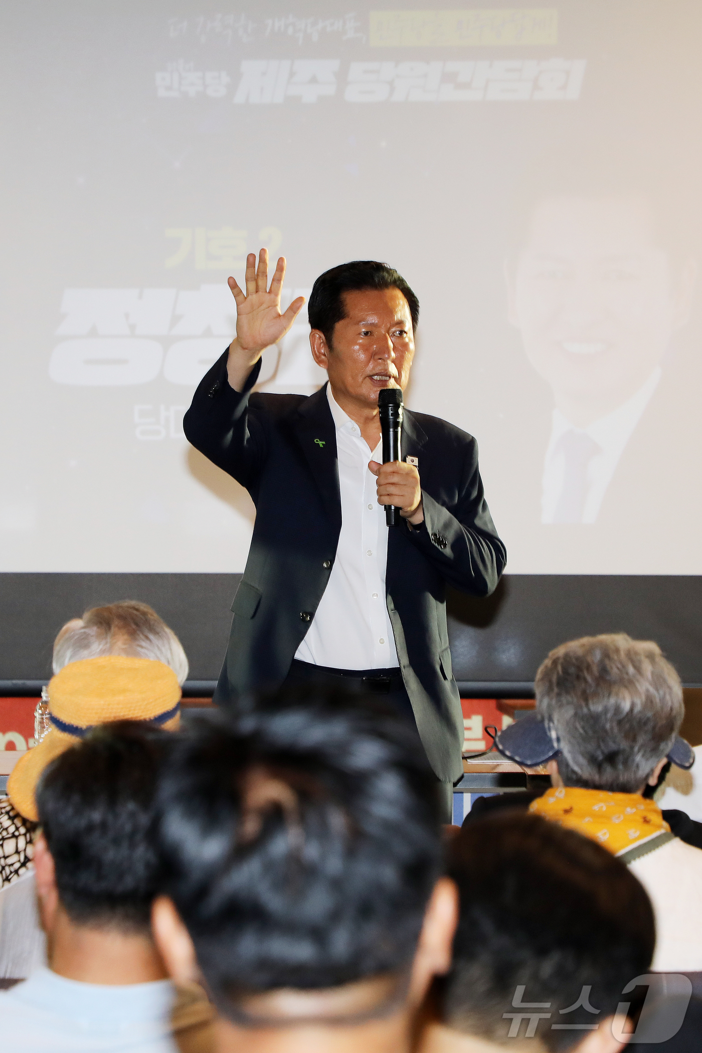 (제주=뉴스1) 오미란 기자 = 더불어민주당 대표 선거에 출마한 정청래 전 대표가 30일 오후 제주시 노형동의 한 카페에서 열린 당원 간담회에서 발언하고 있다. 2026.7.30/ …