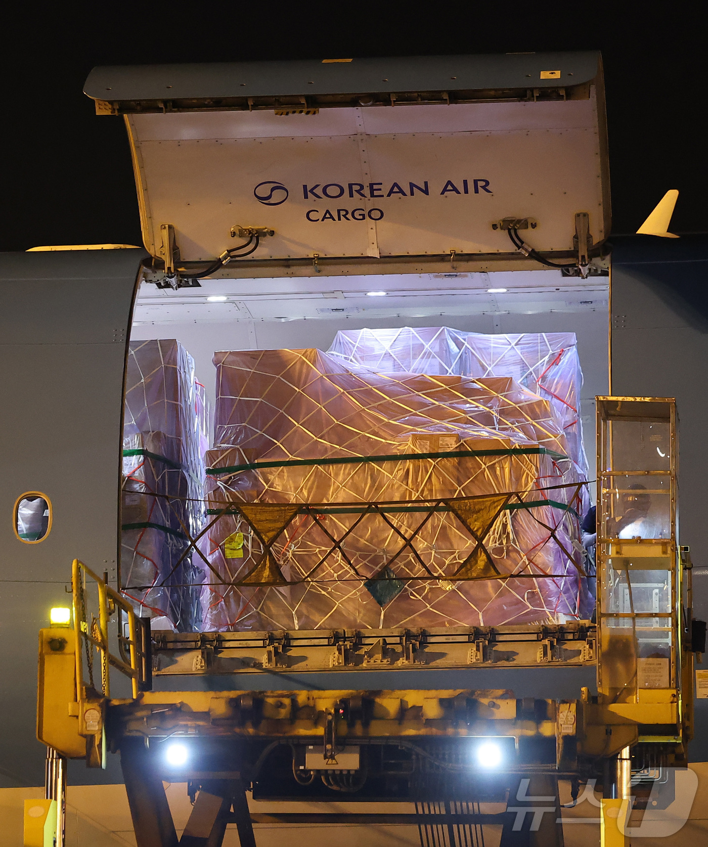 (인천공항=뉴스1) 김성진 기자 = 지난 30일 인천국제공항 대한항공 화물터미널에서 삼성전자와 SK하이닉스의 반도체가 항공기에 탑재돼 수출되고 있다.