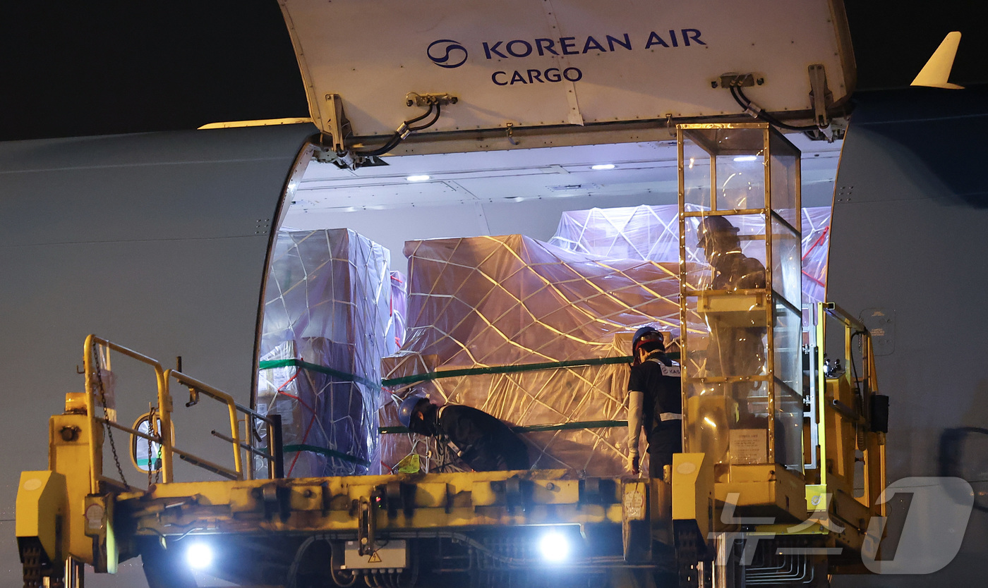 (인천공항=뉴스1) 김성진 기자 = 지난 30일 인천국제공항 대한항공 화물터미널에서 관계자들이 삼성전자와 SK하이닉스의 반도체를 항공기에 탑재하고 있다.
