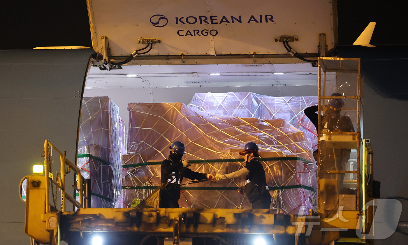 (인천공항=뉴스1) 김성진 기자 = 지난 30일 인천국제공항 대한항공 화물터미널에서 관계자들이 삼성전자와 SK하이닉스의 반도체를 항공기에 탑재하고 있다.