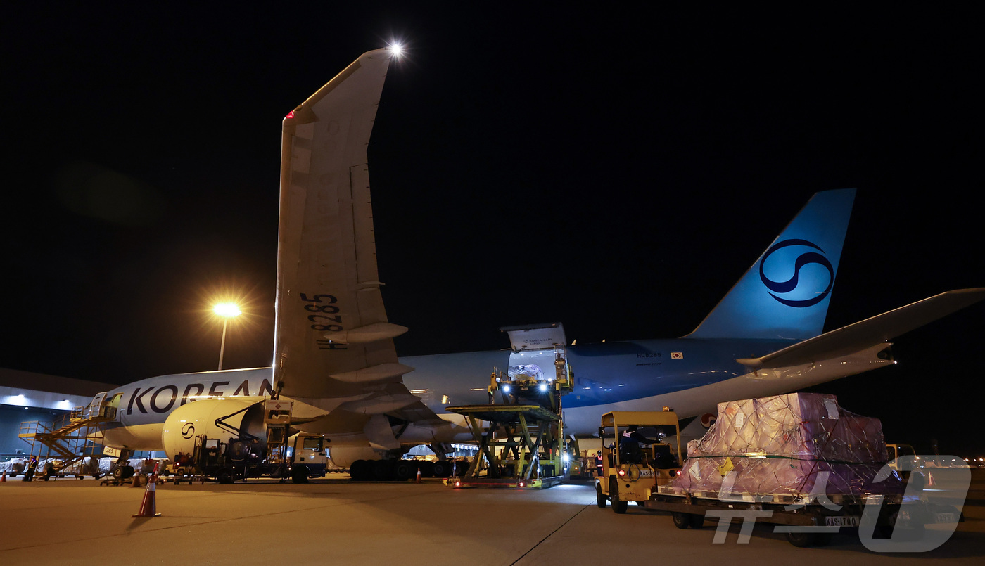 (인천공항=뉴스1) 김성진 기자 = 지난 30일 인천국제공항 대한항공 화물터미널에서 관계자들이 삼성전자와 SK하이닉스의 반도체를 항공기에 탑재하고 있다.