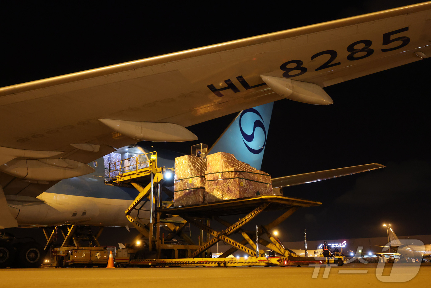(인천공항=뉴스1) 김성진 기자 = 지난 30일 인천국제공항 대한항공 화물터미널에서 관계자들이 삼성전자와 SK하이닉스의 반도체를 홍콩으로 향하는 항공기에 탑재하고 있다. (공동취재 …