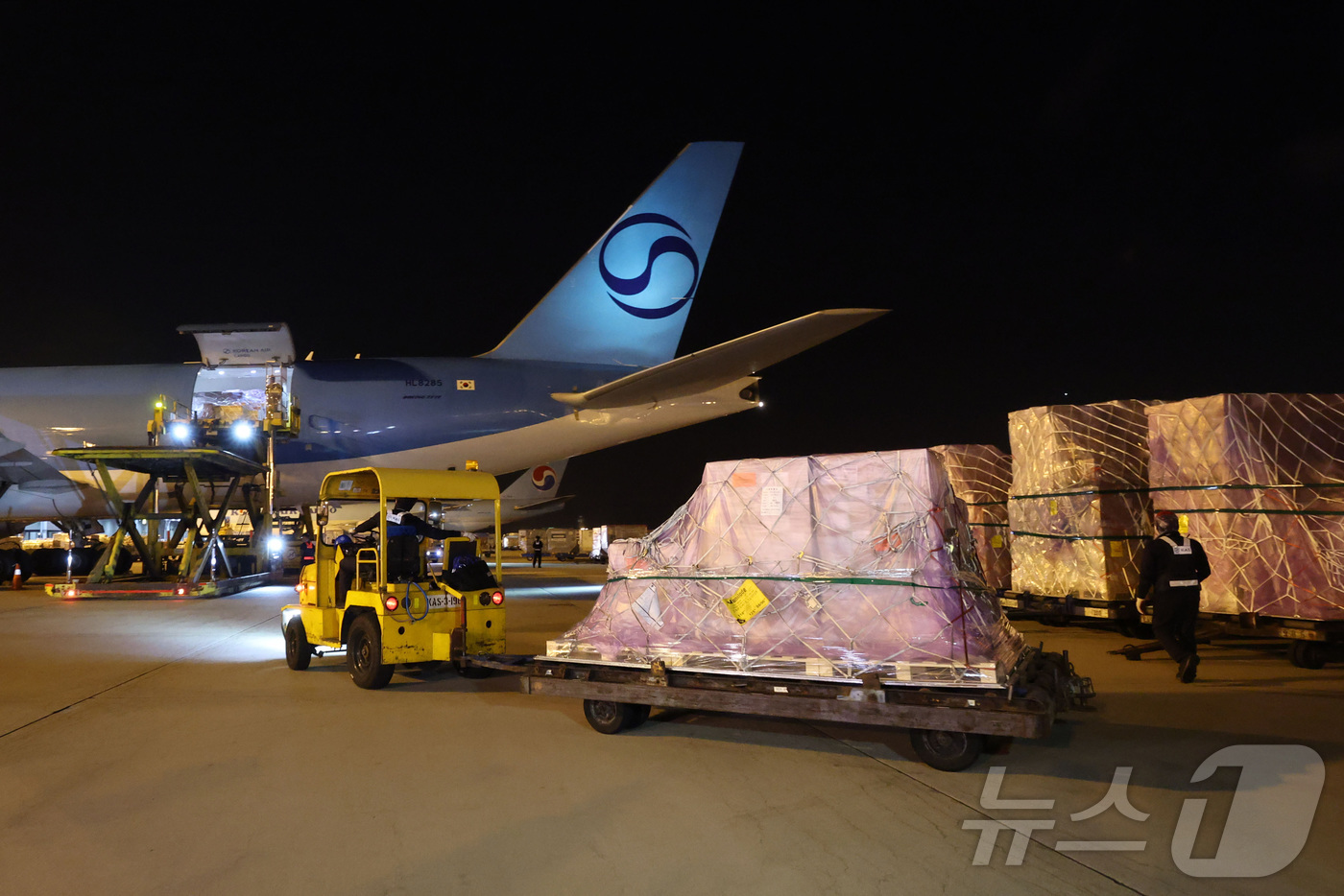 (인천공항=뉴스1) 김성진 기자 = 지난 30일 인천국제공항 대한항공 화물터미널에서 관계자들이 삼성전자와 SK하이닉스의 반도체를 홍콩으로 향하는 항공기에 탑재하고 있다. (공동취재 …