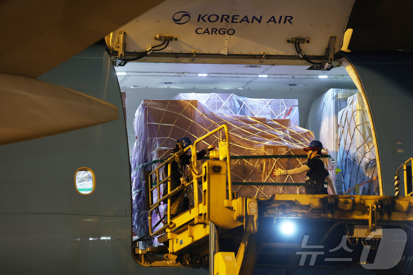 (인천공항=뉴스1) 김성진 기자 = 지난 30일 인천국제공항 대한항공 화물터미널에서 관계자들이 삼성전자와 SK하이닉스의 반도체를 홍콩으로 향하는 항공기에 탑재하고 있다. (공동취재 …