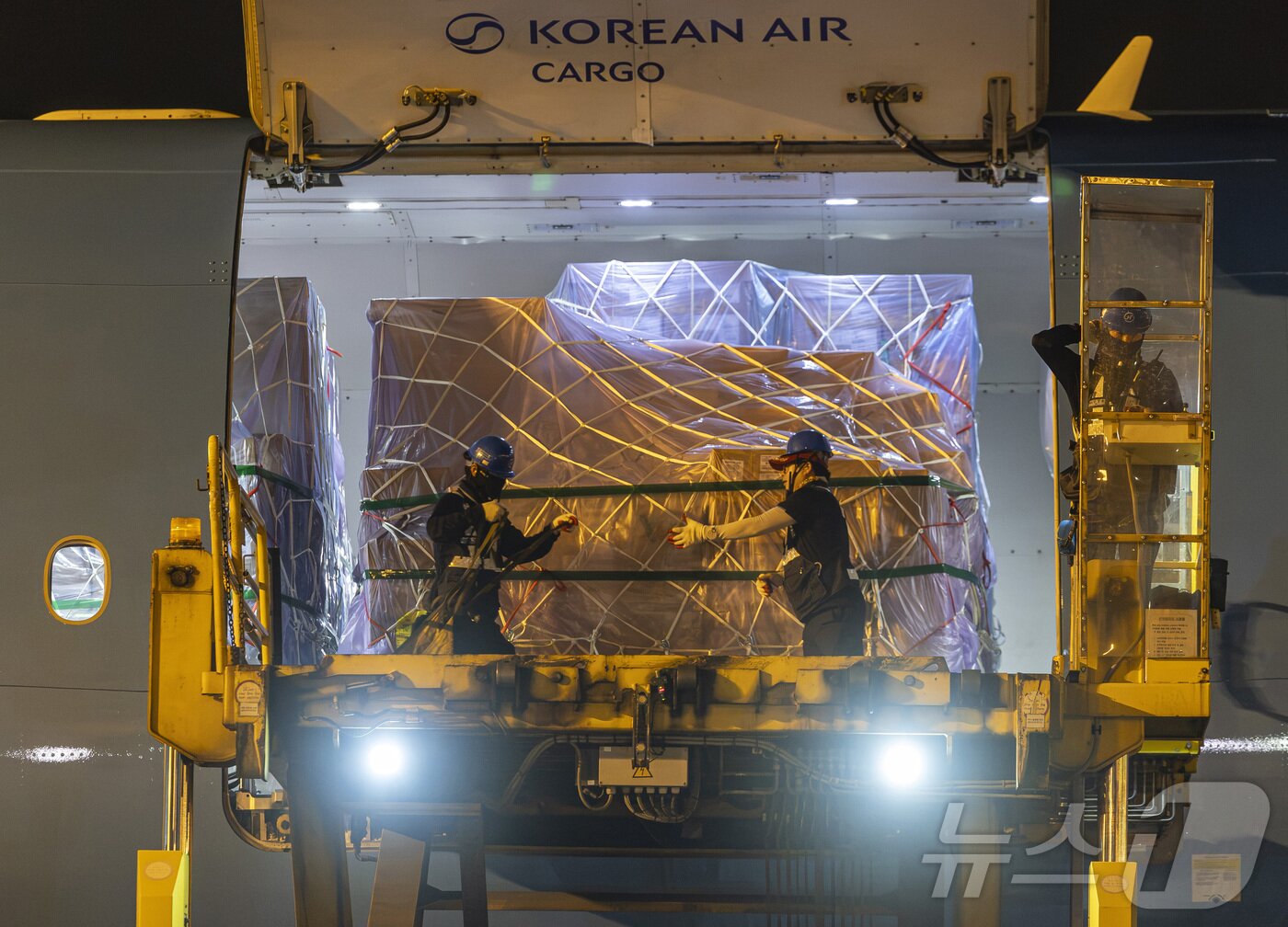 본문 이미지 - 지난 30일 인천국제공항 대한항공 화물터미널에서 관계자들이 삼성전자와 SK하이닉스의 반도체를 홍콩으로 향하는 항공기에 탑재하고 있다. (공동취재) ⓒ 뉴스1 김성진 기자