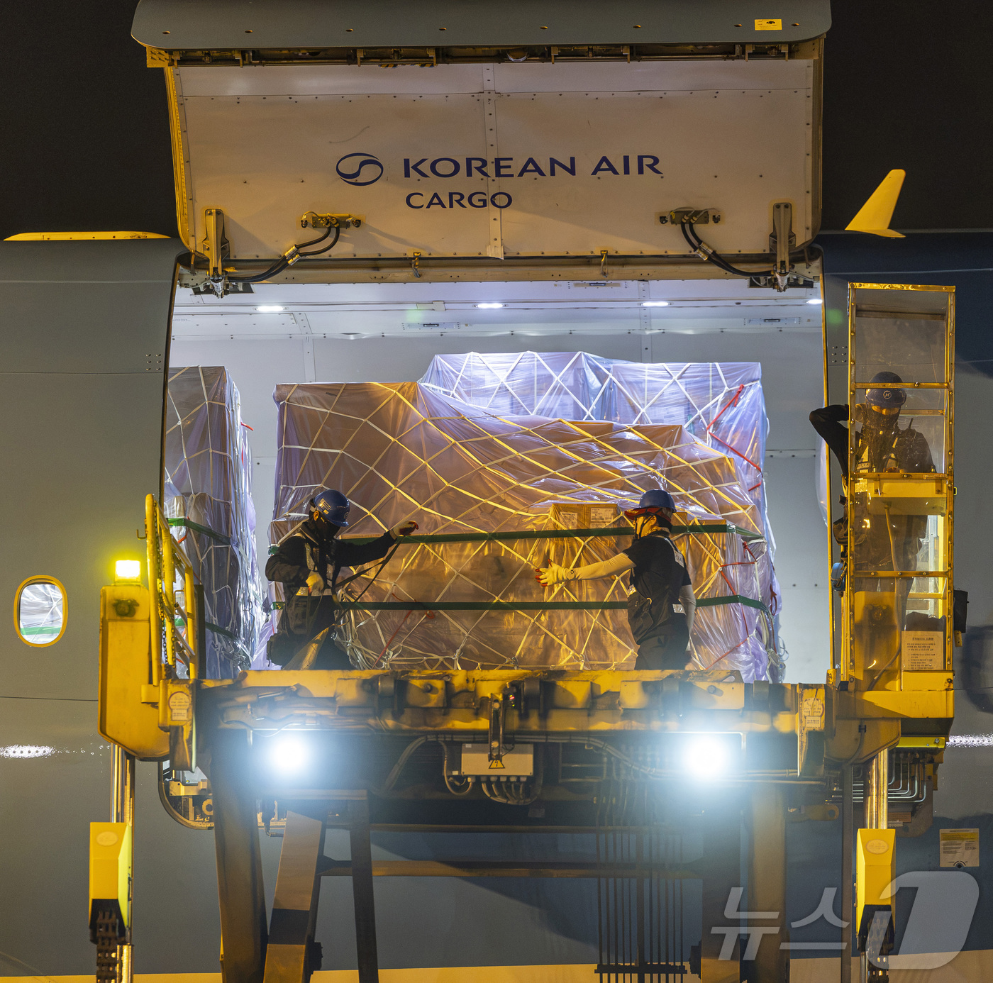 (인천공항=뉴스1) 김성진 기자 = 지난 30일 인천국제공항 대한항공 화물터미널에서 관계자들이 삼성전자와 SK하이닉스의 반도체를 홍콩으로 향하는 항공기에 탑재하고 있다. (공동취재 …