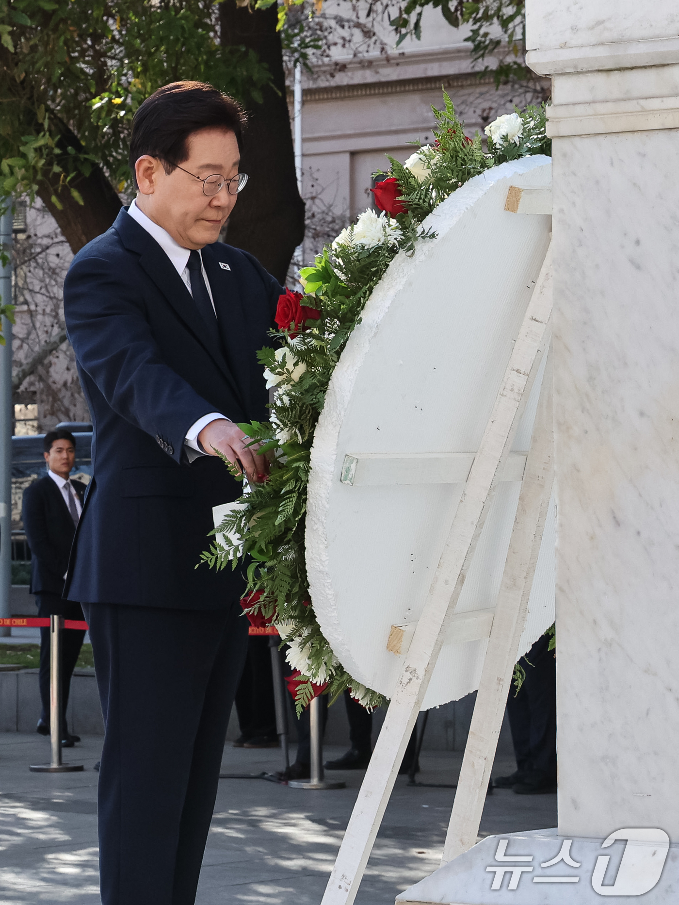 (산티아고(칠레)=뉴스1) 허경 기자 = 이재명 대통령이 30일(현지시간) 칠레 산티아고 건국영웅 오히긴스 동상을 찾아 헌화하고 있다. 2026.7.31/뉴스1