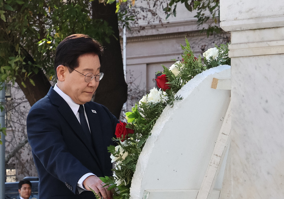 오히긴스 동상에 헌화하는 이재명 대통령