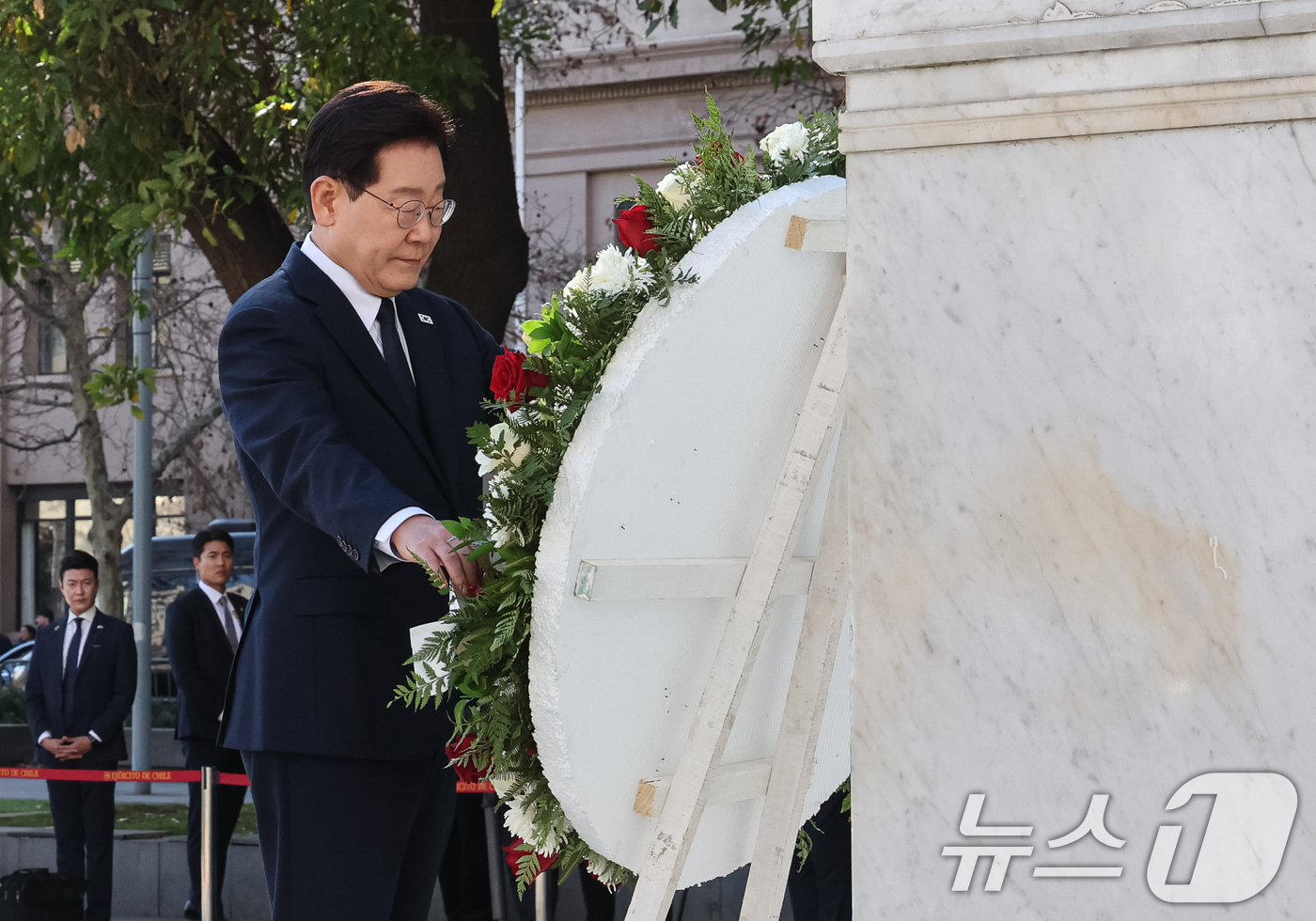 (산티아고(칠레)=뉴스1) 허경 기자 = 이재명 대통령이 30일(현지시간) 칠레 산티아고 건국영웅 오히긴스 동상을 찾아 헌화하고 있다. 2026.7.31/뉴스1