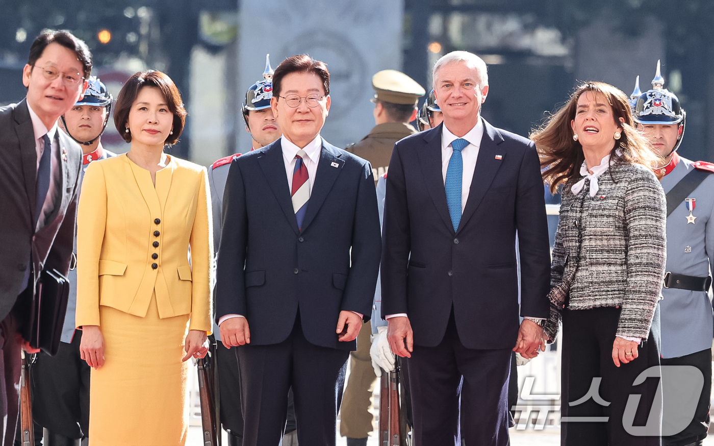 (산티아고(칠레)=뉴스1) 허경 기자 = 이재명 대통령과 김혜경 여사가 30일(현지시간) 칠레 산티아고 대통령궁에서 열린 공식환영식에 참석해 있다.왼쪽부터 김 여사, 이 대통령, …