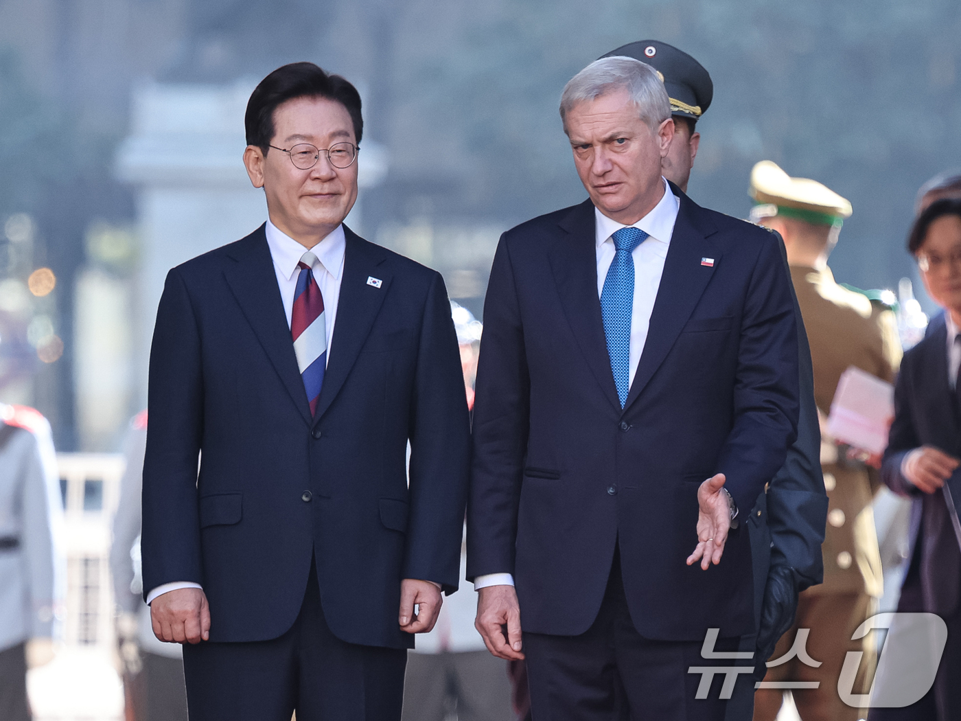(산티아고(칠레)=뉴스1) 허경 기자 = 이재명 대통령과 호세 안토니오 카스트 칠레 대통령이 30일(현지시간) 산티아고 대통령궁에서 열린 공식환영식에서 이동하고 있다. 2026.7 …