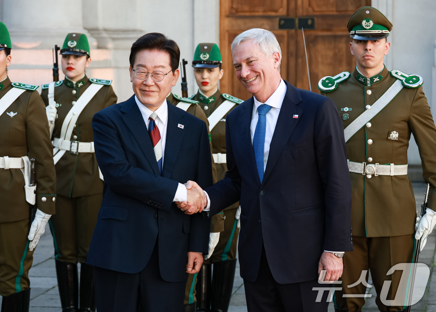 (산티아고(칠레)=뉴스1) 허경 기자 = 이재명 대통령과 호세 안토니오 카스트 칠레 대통령이 30일(현지시간) 산티아고 대통령궁에서 열린 공식환영식에서 악수를 하고 있다. 2026 …